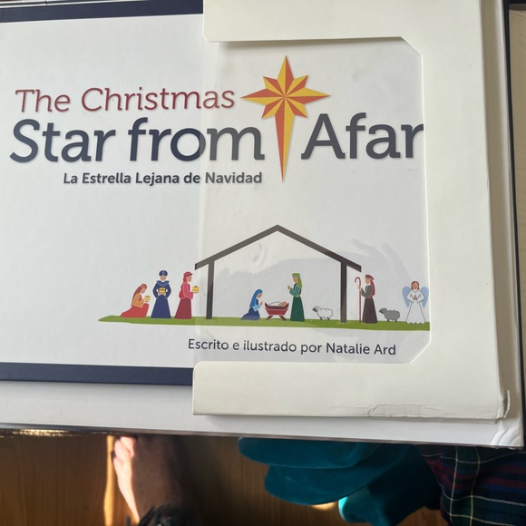 Spanish EditionThe Christmas Star From Afar - Wooden Nativity Set & Book - Picture 3 of 3